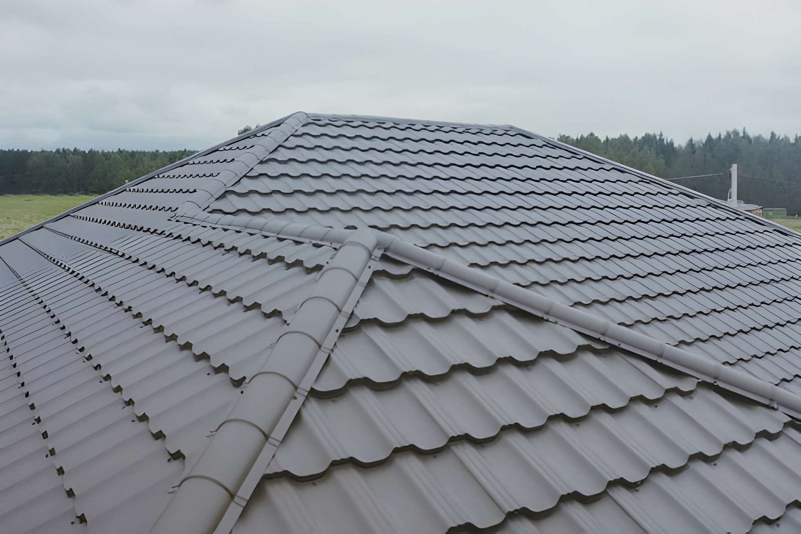 Ułożona dachówka ceramiczna premium — realizacja Czterospadowy Warszawa